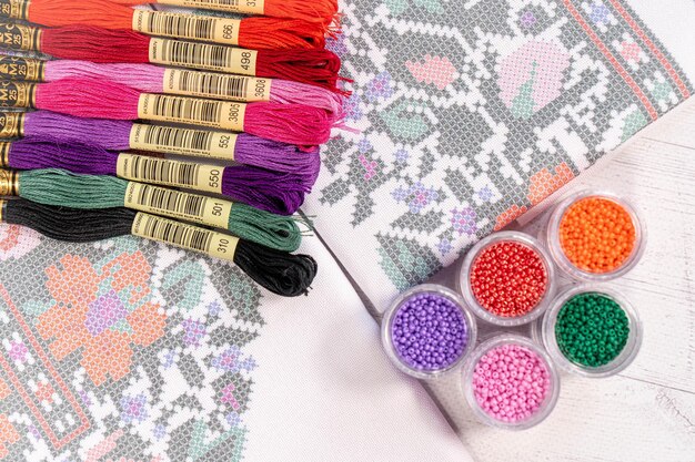 Różne nici i próbki haftu