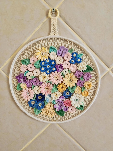 Ręcznie haftowany wzór kwiatowy